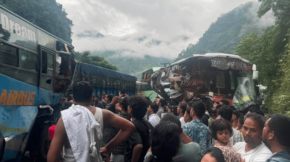 नारायणगढ–मुग्लिन सडकमा तीनवटा गाडी ठाेक्किँदा २५ बढी यात्रु घाइते, खुलेको केहीबेरमै राजमार्ग पुनः ठप्प