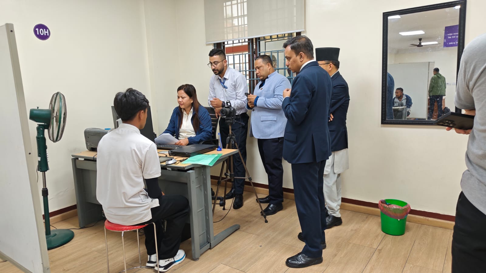 परराष्ट्रमन्त्री खनाल आफैँ विभाग पुगेर नयाँ प्रणालीमार्फत छापिएका राहदानी दुई बालकलाई दिएर सुरुवात गर्नुभयो सेवा