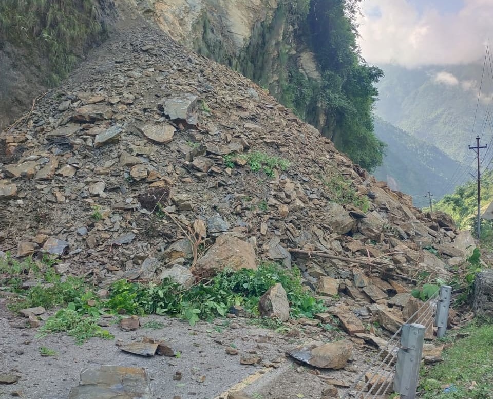 पहिरोले नारायणगढ–मुग्लिन सडक पूर्ण रूपमा अवरुद्ध