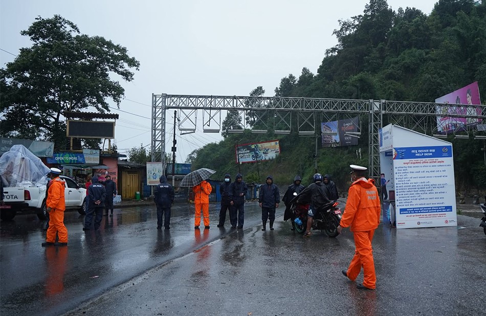 सुरक्षा जोखिमका कारण नागढुङ्गासहित उपत्यकाबाट बाहिरिने प्रमुख नाकामा सवारीसाधन सञ्चालनमा प्रतिबन्ध