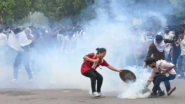ककरोच जनता पार्टीका कार्यकर्ता नेपालको जेनजी आन्दोलनको झल्को दिने गरी मिडियाप्रति खनिएपछि…