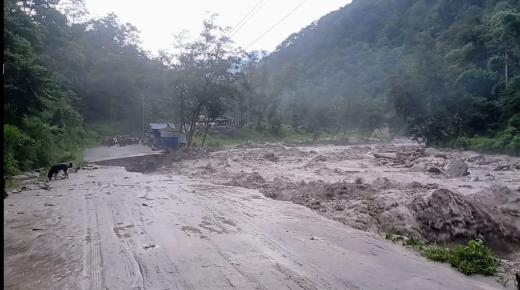बाढीले घान्द्रुक सडक सञ्जाल विच्छेद: ३०० पर्यटक अलपत्र, वैकल्पिक मार्गबाट उद्धारको प्रयास