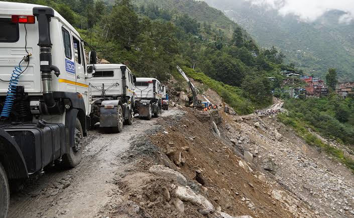 पहिरोले अवरुद्ध अरनिको राजमार्गको कोदारी सडक आज बेलुकीसम्म खुलाउने प्रयास