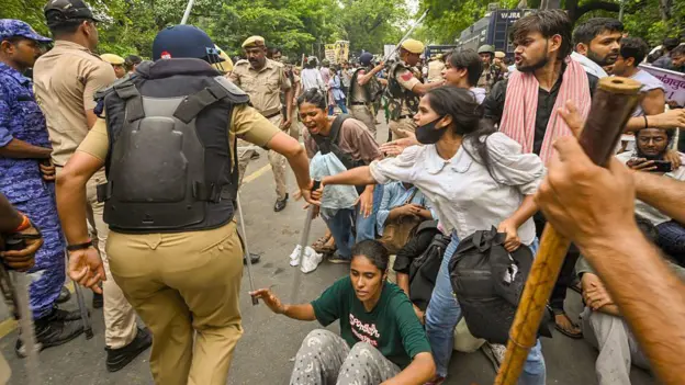 भारतमा ककरोच जनता पार्टीको आन्दोलन आक्रमक बन्दै, प्रगति, विकास र राष्ट्रनिर्माणको बाटो रोज्न रक्षा मन्त्री राजनाथ सिंहको आग्रह