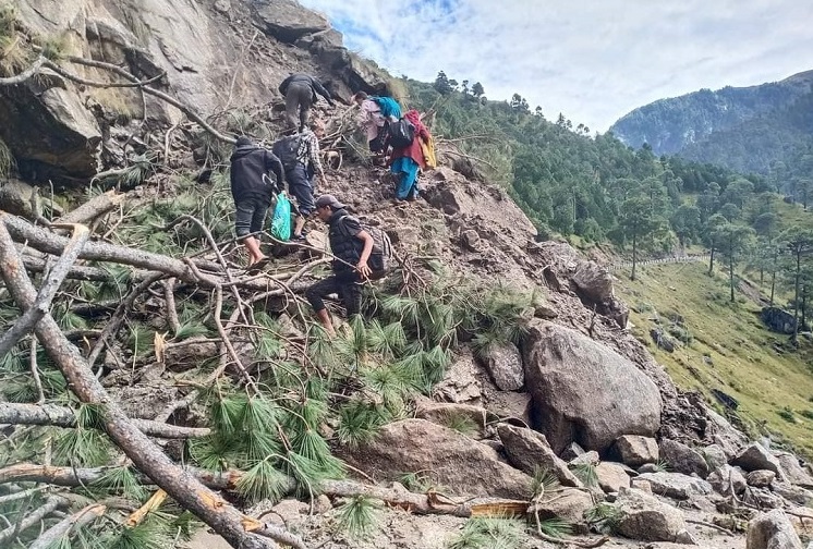 कालीकोटको गगनेखोलामा पहिरो: कर्णाली राजमार्ग पूर्ण रूपमा अवरुद्ध, सयौँ सवारी साधनहरू अलपत्र