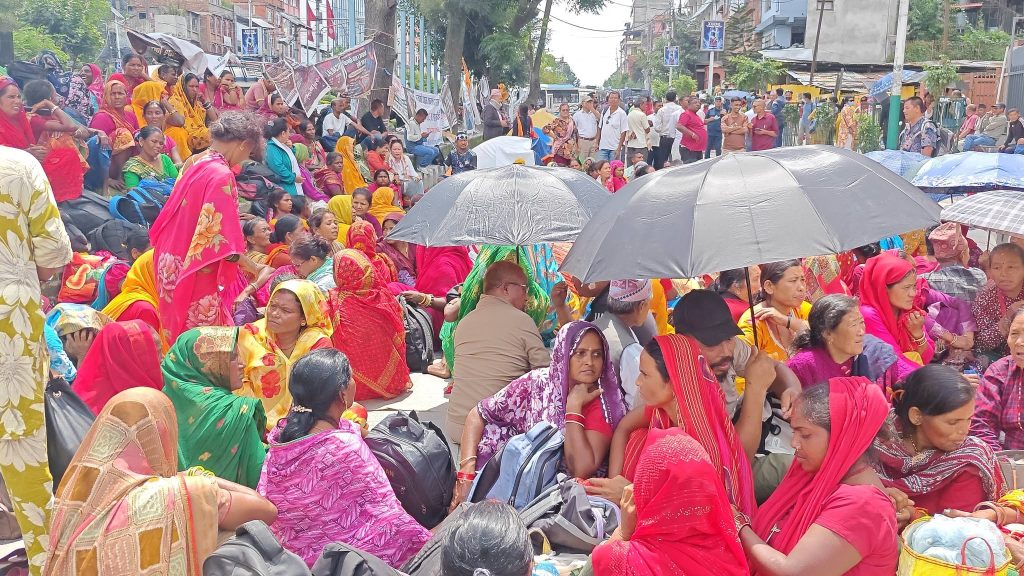 लघुवित्त पीडितद्वारा माइतीघरमा सामूहिक आमरण अनशन सुरु