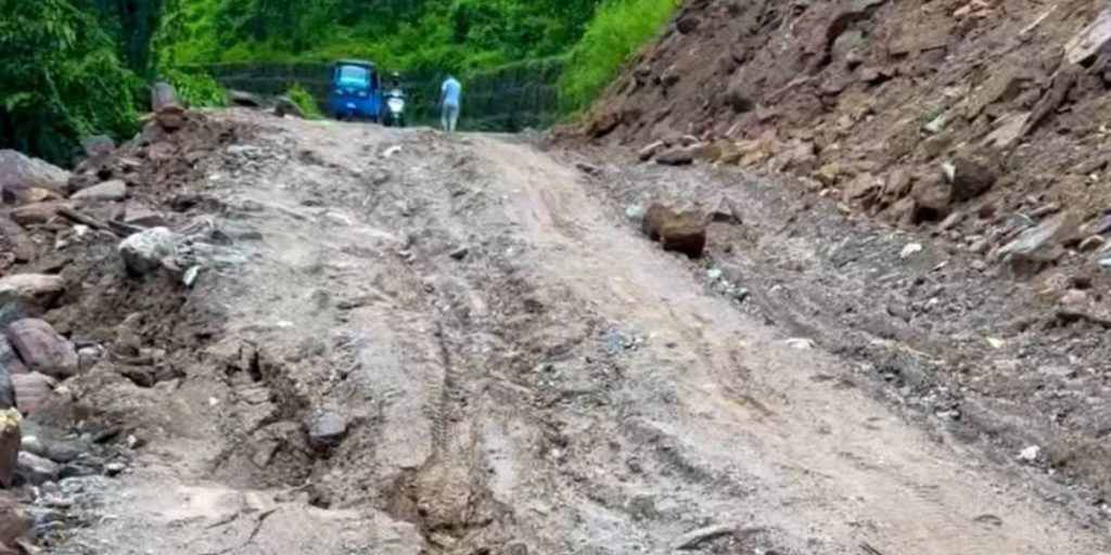 मेची राजमार्गको राजदुवाली खण्ड भासियाे, पहाडी तीन जिल्लाको झापासँग सडक सम्पर्क विच्छेद