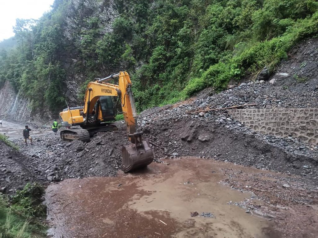 पृथ्वी राजमार्गको फिस्लिङमा पहिरो खस्दा राजधानी जोड्ने मुख्य मार्ग ठप्प, खुलाउने प्रयास जारी