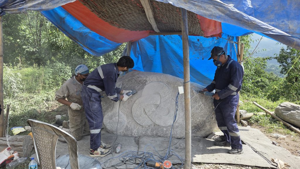 साप्सु खोलाका ढुङ्गामा कला भर्दै देशैभरका मूर्तिकार: मझुवागढी सजाउन खोटाङमा महाकुम्भ