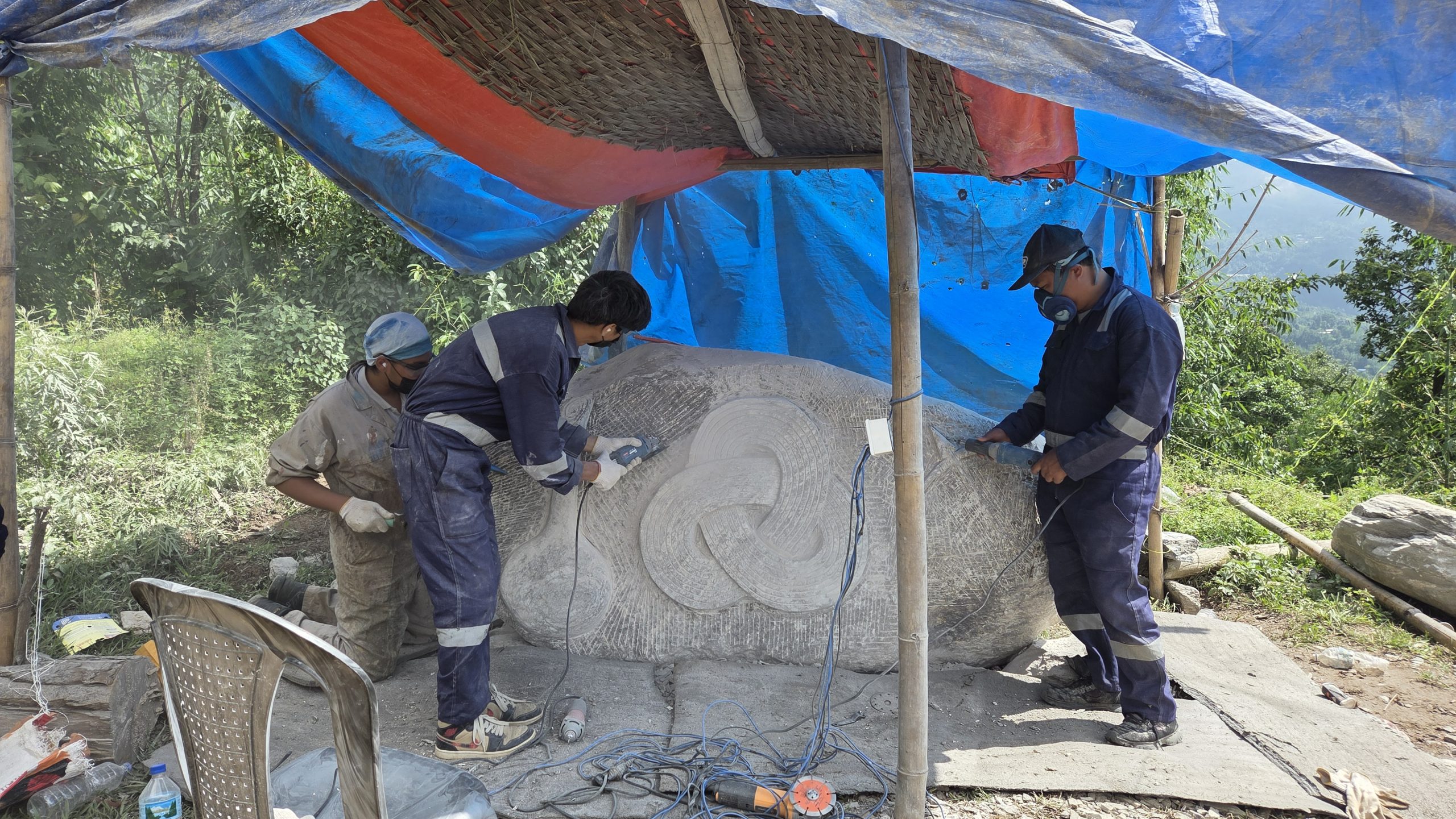 साप्सु खोलाका ढुङ्गामा कला भर्दै देशैभरका मूर्तिकार: मझुवागढी सजाउन खोटाङमा महाकुम्भ