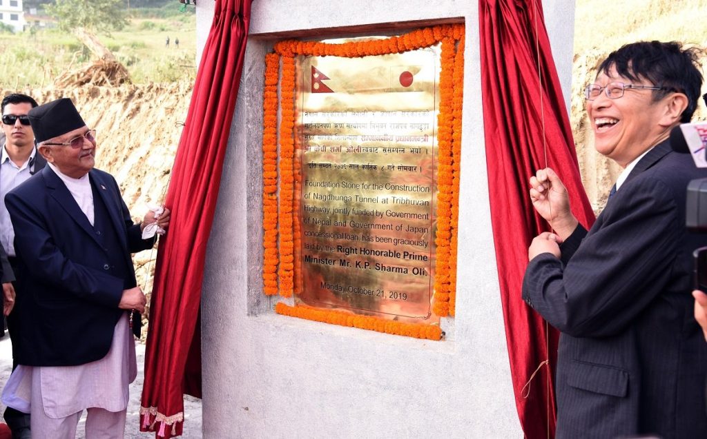 नागढुङ्गा सुरुङमार्गबाट ओलीको शिलालेख हटाइएको विषयमा विवाद : ‘इतिहास मेटिँदैन’ भन्दै एमालेको आपत्ति
