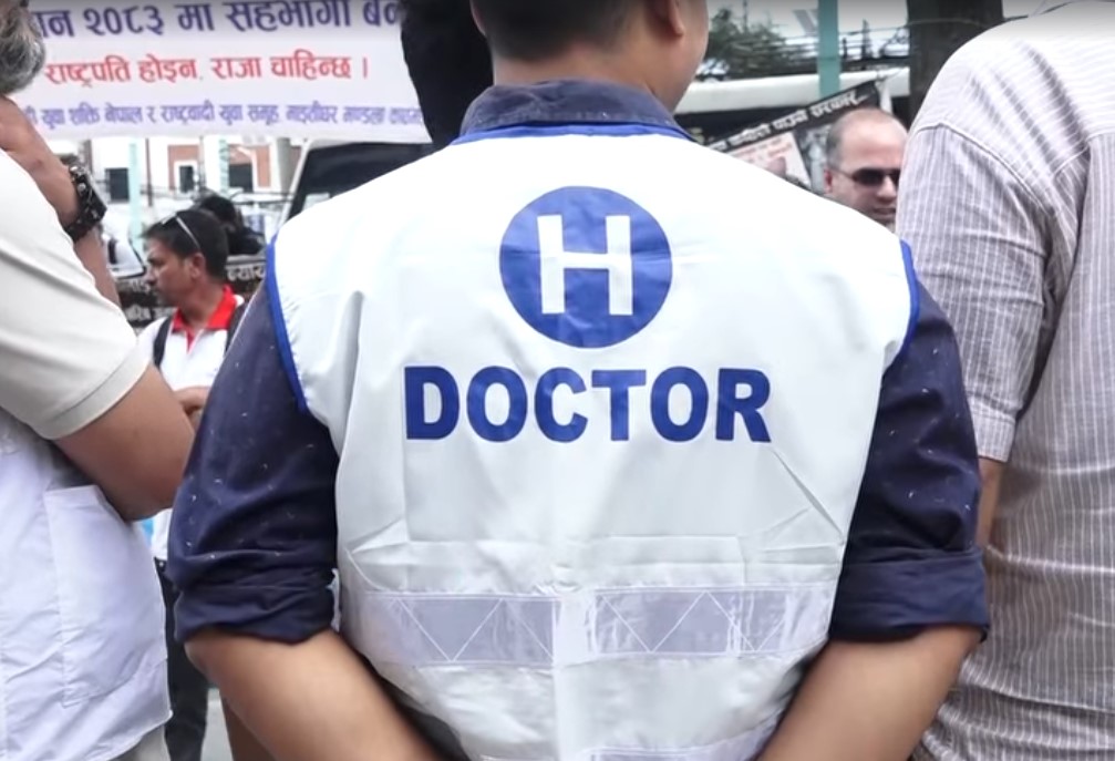 नारायणी अस्पताल घटनाको विरोधमा स्वास्थ्य सेवा ठप्प, चिकित्सकहरूद्वारा माइतीघरमा प्रदर्शन