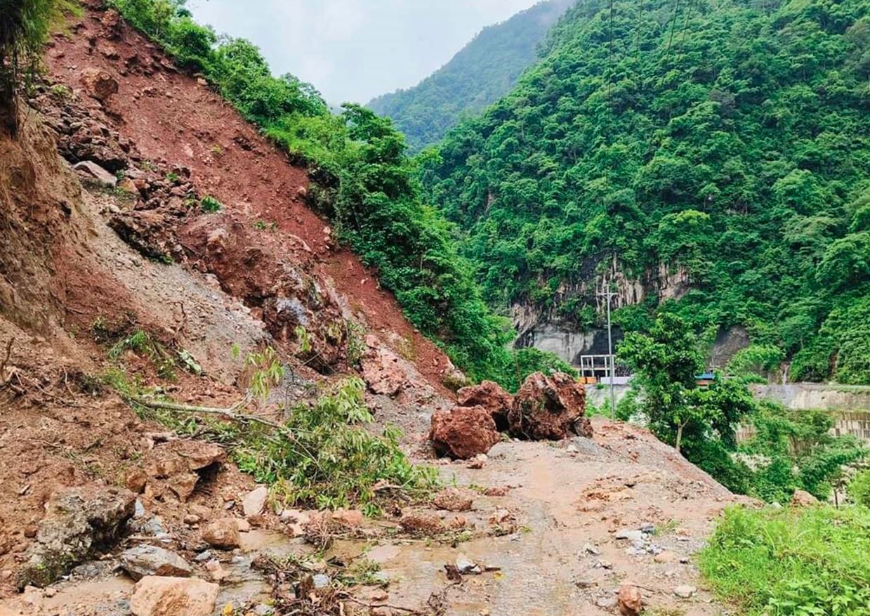 कालीगण्डकी कोरिडोरको बागलुङ खण्ड अवरुद्ध: लेदोसहितको पहिरोले दक्षिण क्षेत्रको सडक सञ्जाल विच्छेद