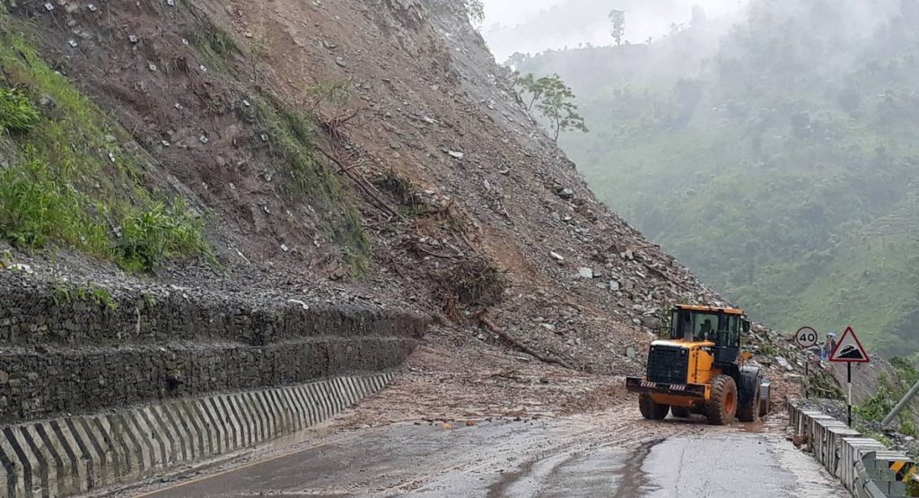 चितवन खण्डको पहिरो पन्छाइयो, धादिङको अवरोधले राजधानीसँगको सम्पर्क अझै विच्छेद