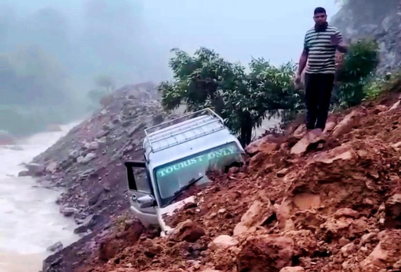सालझण्डी–ढोरपाटन सडकखण्ड अस्तव्यस्त: स्थानीय र पर्यटकलाई आउजाउमा सास्ती