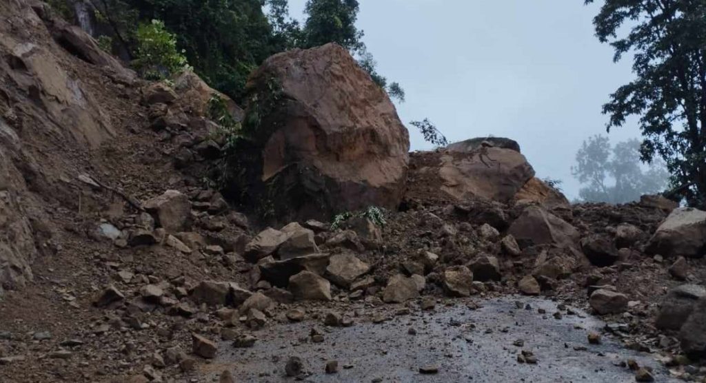 बाढी र पहिरोका कारण तीन राजमार्ग पूर्ण रूपमा अवरुद्ध, १८ वटा एकतर्फी रूपमा सञ्चालनमा