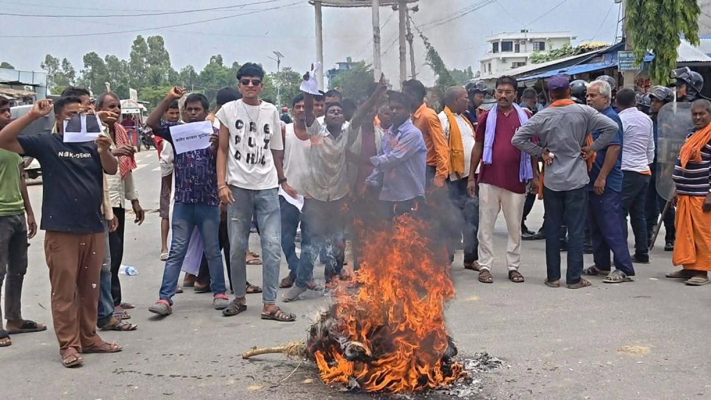 प्रमुख प्रशासकीय अधिकृत नपठाएको भन्दै मौलापुरमा आन्दोलन, प्रधानमन्त्री बालेनको पुतला दहन
