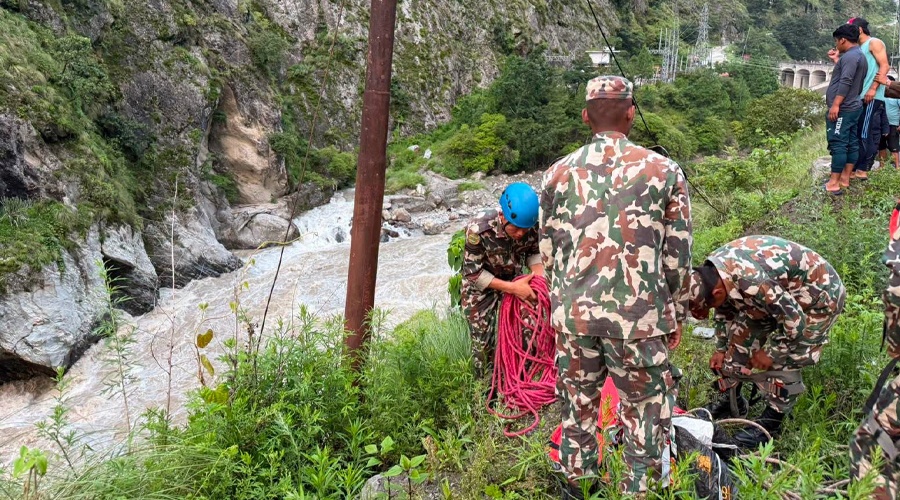 रसुवाको भोटेकोसीमा चालकसहित खसेको इभी गाडीको खोजी कार्य जारी