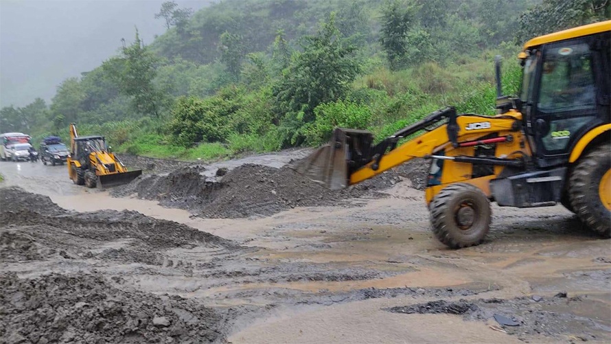 बीपी राजमार्ग र कान्तिलोकपथसहित मुख्य सडक सञ्जाल अवरुद्ध, राजधानी जोड्ने वैकल्पिक मार्गहरू ठप्प
