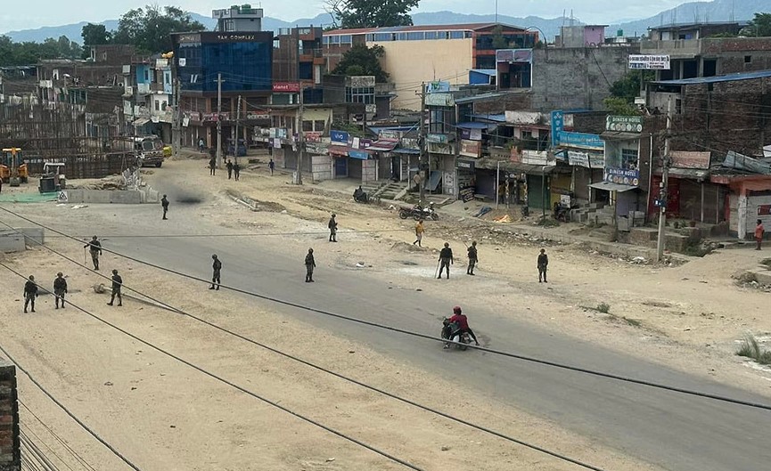 सिरहामा कर्फ्यु उल्लङ्घन गर्दै तोडफोड र आगजनी, स्थिति नियन्त्रणमा लिन प्रहरीद्वारा गोली प्रहार, ११ मोटरसाइकल नष्ट