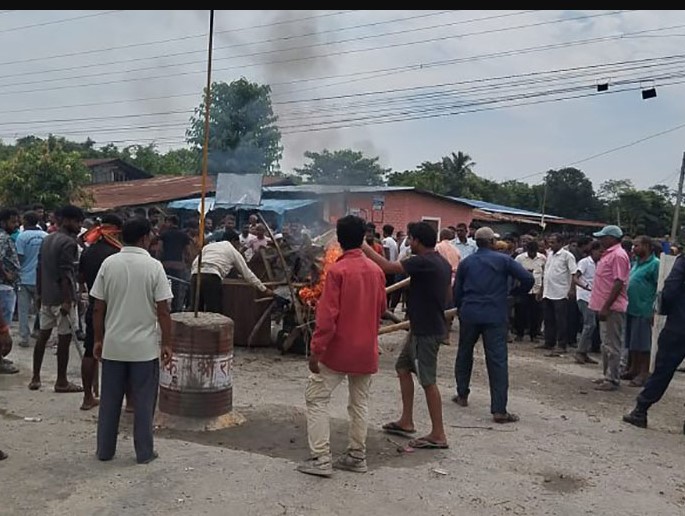 कप्तानगन्जमा कर्फ्युको उल्लङ्घन गर्दै बिहानैदेखि प्रदर्शन: विभिन्न क्षेत्र तनावग्रस्त, पूर्वपश्चिम राजमार्ग अवरुद्ध
