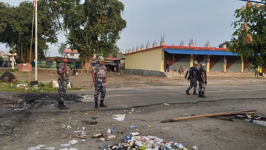 सुनसरीमा अनिश्चितकालीन कर्फ्यु : पकलीदेखि कोशी ब्यारेजसम्मको राजमार्ग र इनरुवा बजार क्षेत्र ठप्प