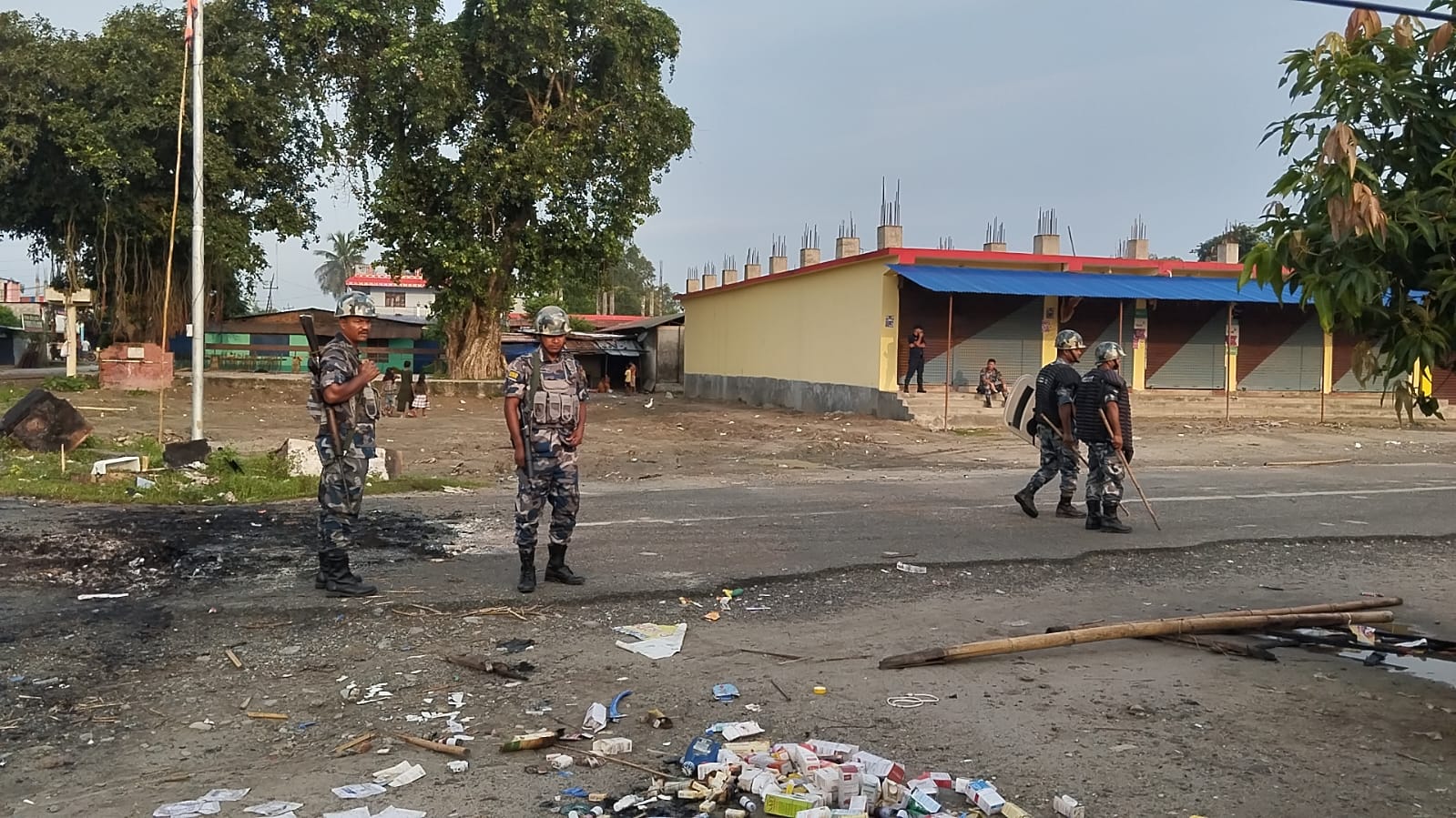सुनसरीमा तनाव झन् चुलियो : आगजनी र लुटपाटका घटना, पूर्व–पश्चिम राजमार्ग अवरुद्ध