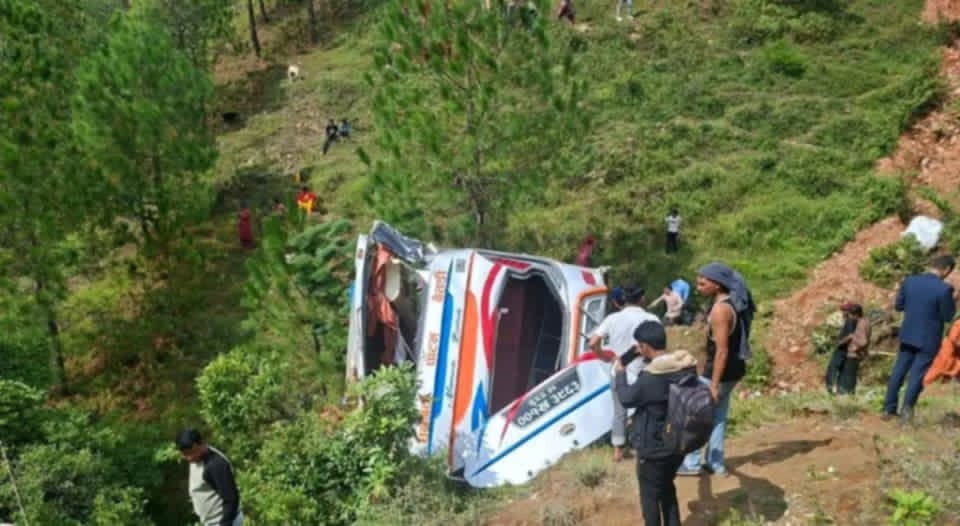 बैतडीमा बस दुर्घटना: घाइतेको सङ्ख्या २० पुग्यो, तीन जनाको अवस्था गम्भीर