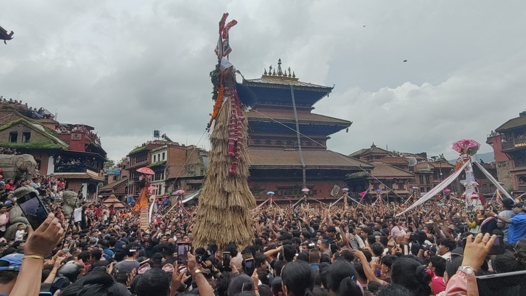 भैलद्यको परिक्रमासँगै भक्तपुरमा गाईजात्राको मुख्य रौनक सम्पन्न, ‘घिन्ताङघिसी’ नाचले गुञ्जियो नगर