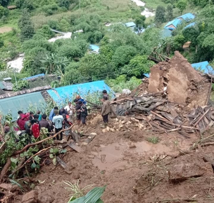 रोल्पाकाे सुनछहारीमा पनि पहिरोले घर पुरिँदा दम्पतीसहित ३ जना बेपत्ता