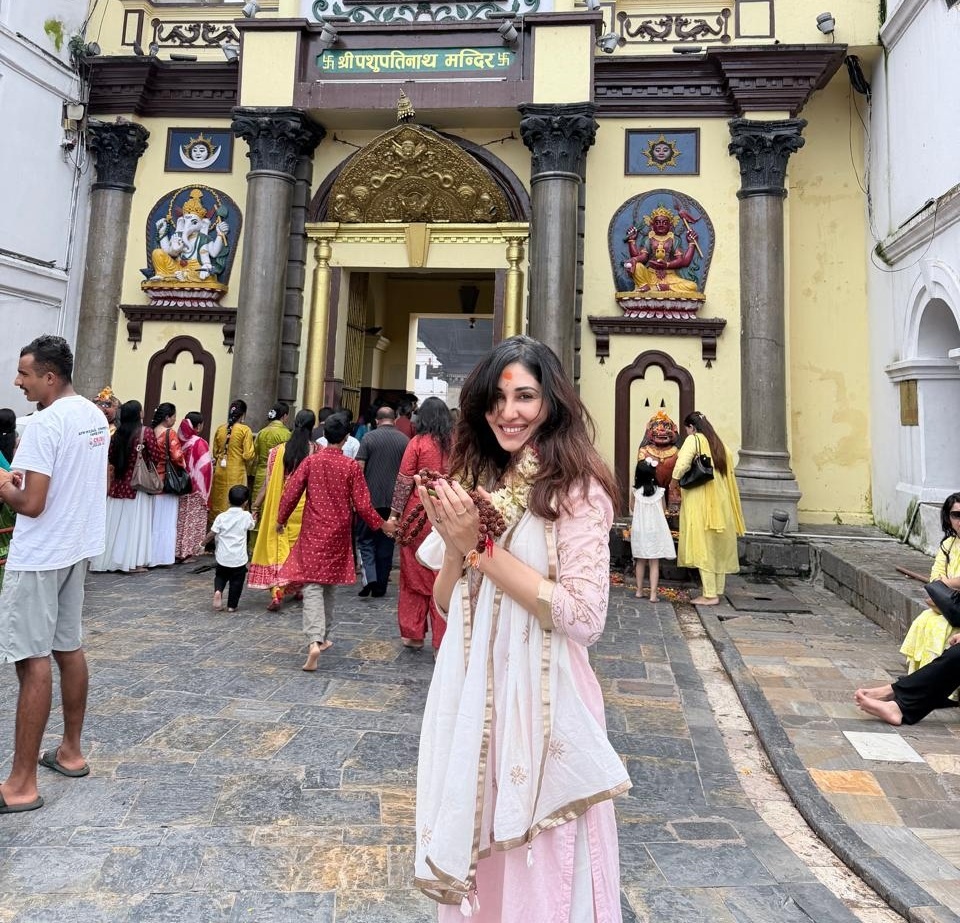 साउनको अन्तिम दिन पशुपतिनाथ पुगिन् बलिउड अभिनेत्री पूजा चोपडा