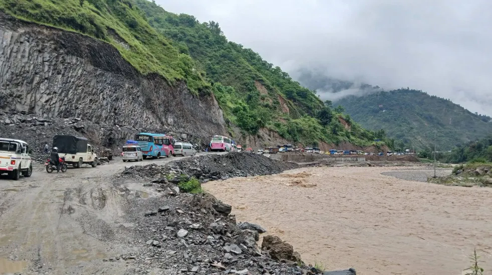 अविरल वर्षाका कारण देशका विभिन्न राजमार्ग अवरुद्ध : यातायात सेवा प्रभावित