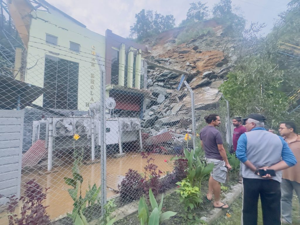 म्याग्दीको घारखोला जलविद्युत् आयोजनामा सुक्खा पहिरो: विद्युत्गृह पुरिँदा एक जना बेपत्ता, एक घाइते
