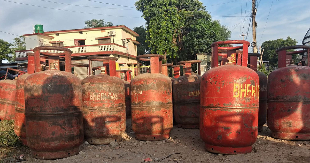 धनुषामा ग्यास वितरणमा कडाइ : प्रतिपरिवार एक सिलिन्डर मात्र बिक्री गर्न प्रशासनको निर्देशन