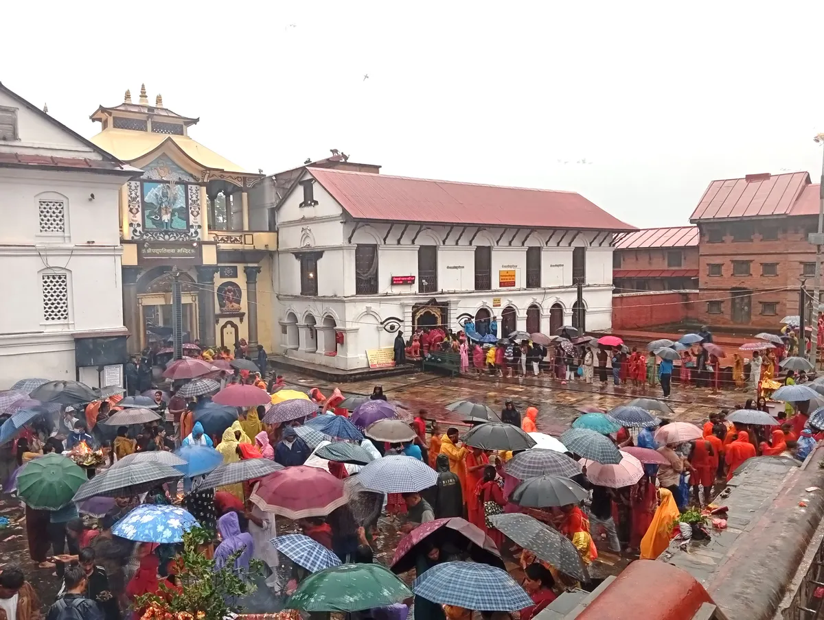 साउनको अन्तिम सोमबार : झरीका बाबजुद पशुपतिनाथमा दर्शनार्थीको घुइँचो
