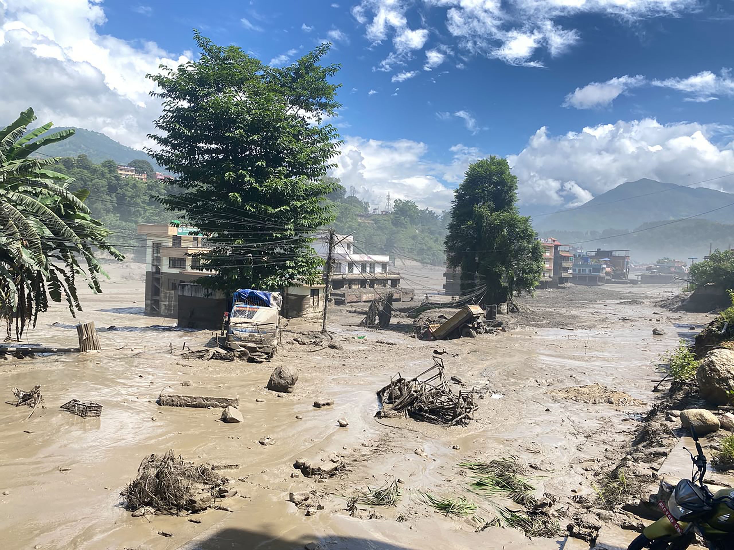 भोटेकोशी बाढीले गोसाइँकुण्ड र मानसरोवर गएका ४०३ पर्यटक सम्पर्कविहीन, कुन देशका कति ?