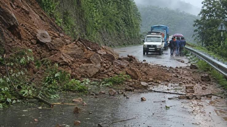 अविरल वर्षाका कारण देशभरका मुख्य राजमार्गहरू अवरुद्ध : यात्रामा उच्च सतर्कता अपनाउन प्रहरीको आग्रह