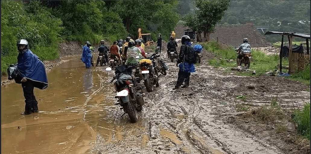 बेनी–जोमसोम सडकमा पहिरो खस्याे : पन्छाउने क्रममा एक्साभेटर नै पुरियो