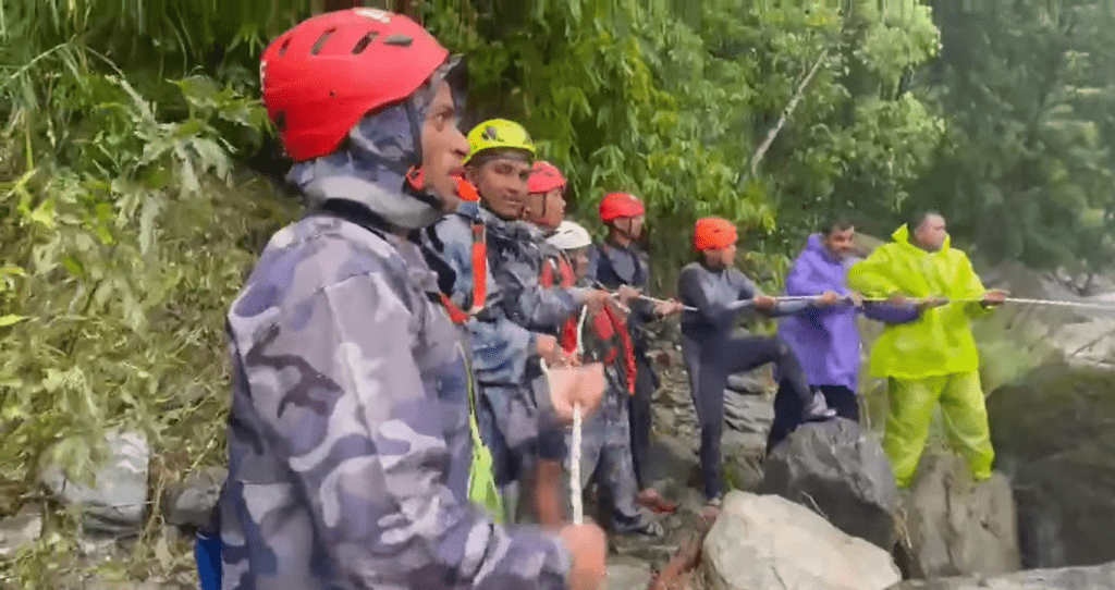 मोदीखोलामा भीषण बाढी: कास्की–पर्वत जोड्ने दुई पुल बगायो, मन्दिरको बीचमा ३ जना अलपत्र