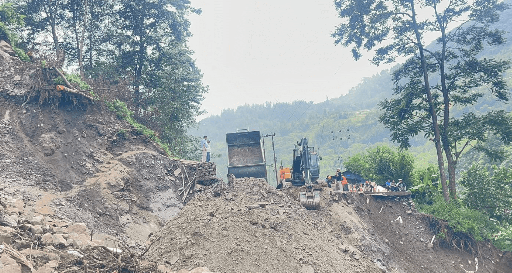 बाढी र पहिरो अरनिको र मध्यपहाडीसहित देशका दर्जनौँ सडक ठप्प