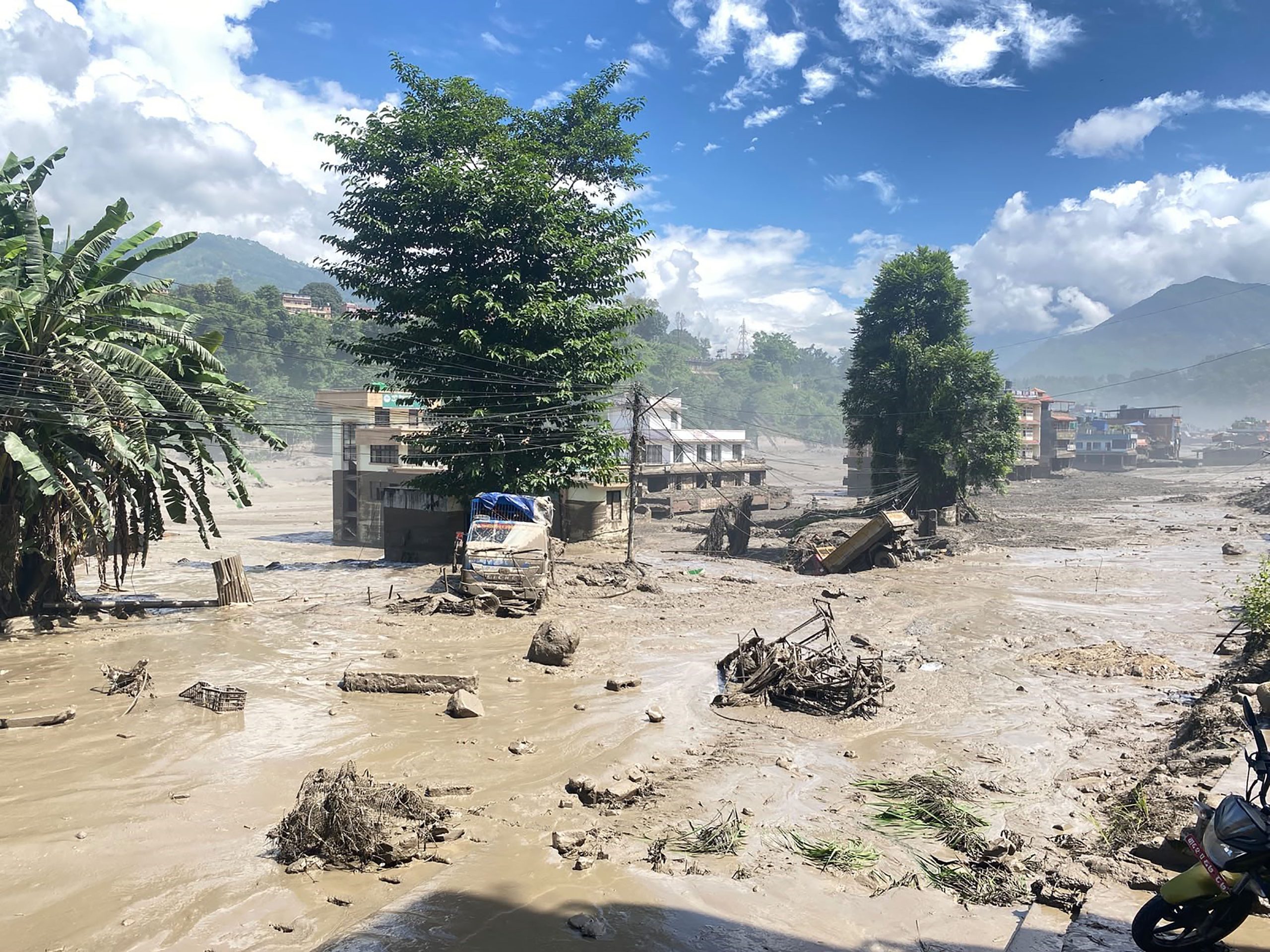 भोटेकोशी नदीमा आएको बाढीले २९१ विदेशीसहित ३८४ पर्यटक सम्पर्कविहीन,  विवरणसहित