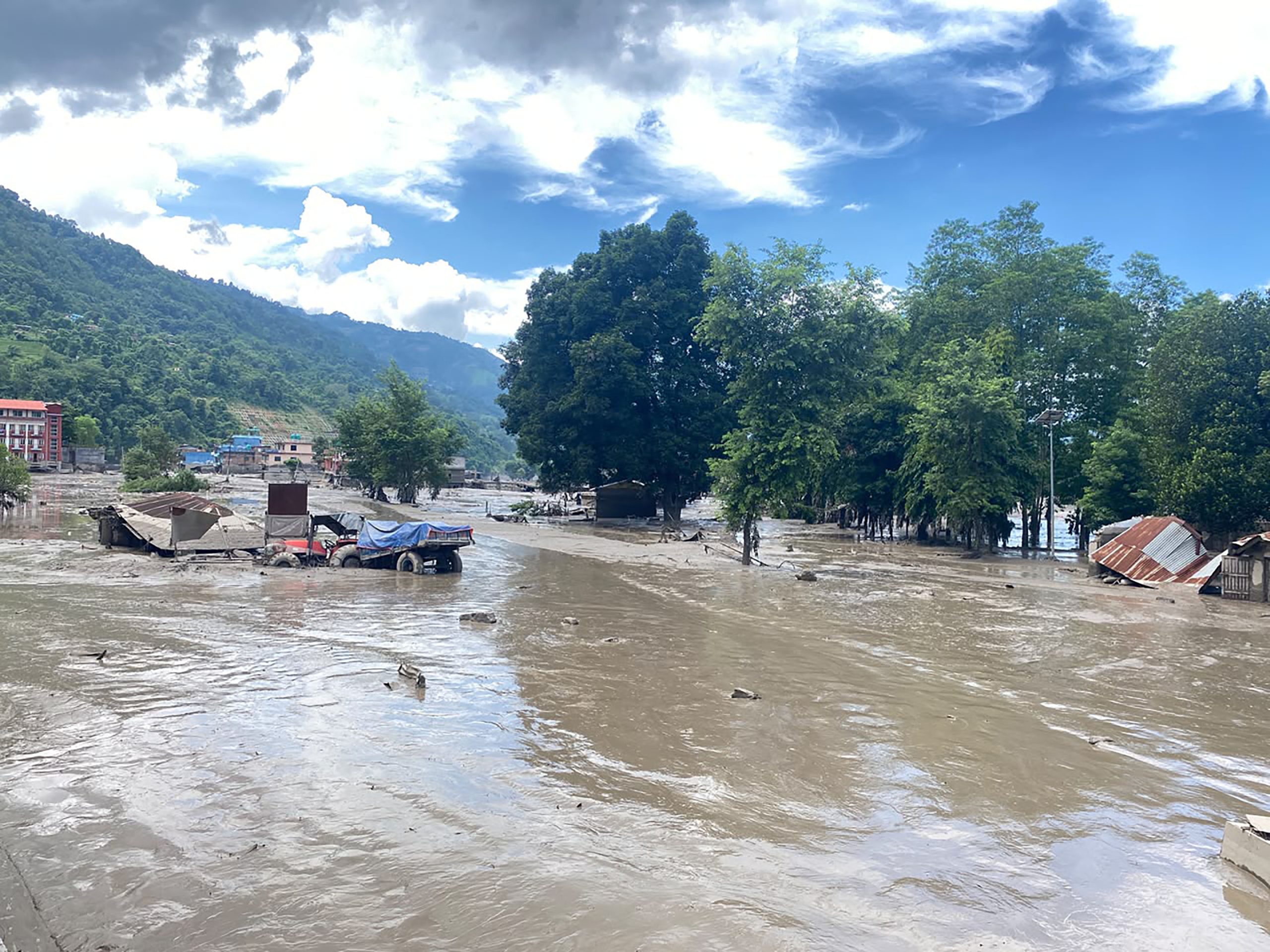 बाढीले पृथ्वी राजमार्गको बैरेनीमा लेदो जमेपछि यातायात ठप्प, यात्रा नगर्न प्रशासनको अपिल