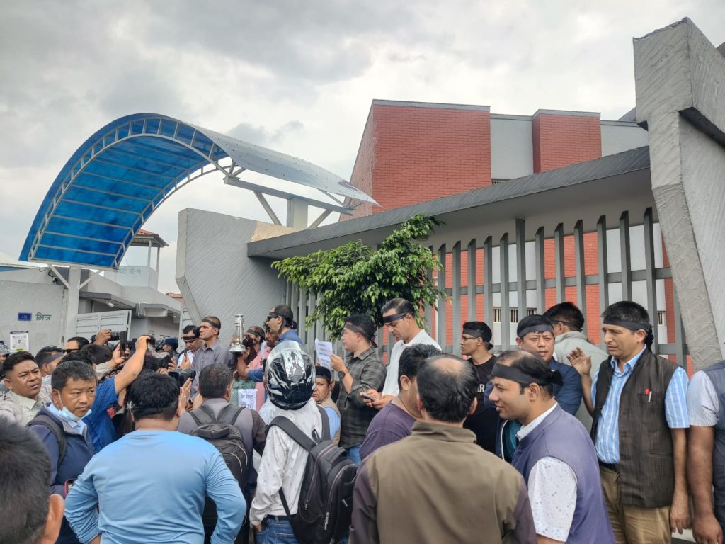 पत्रकार किशोर श्रेष्ठको रिहाइको माग गर्दै काठमाडौँ प्रहरी परिसर अगाडि महासङ्घको धर्ना