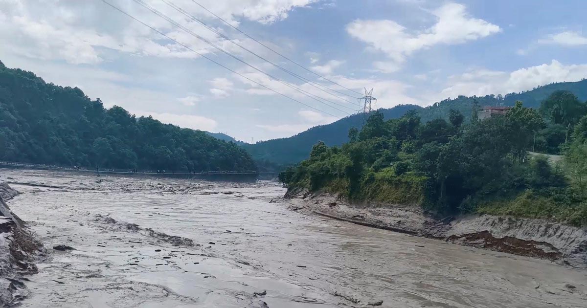 भोटेकोशीको बाढी चितवन आइपुग्दा बहावमा कमी : तटीय क्षेत्रमा सतर्कता अपनाउन आग्रह