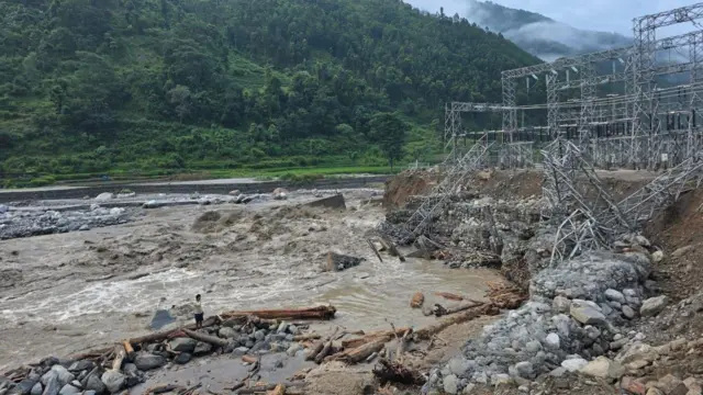 रसुवाबाट आएको भीषण बाढीले त्रिशूलीमा ६० घर र दुई पक्की पुल बगायो, जलविद्युत् आयोजना र सौर्य प्लान्टमा ठूलो क्षति