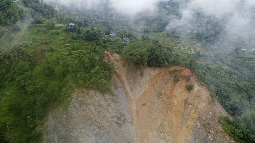 ओखलढुङ्गाको डाँडाखर्कमा दुई दशकदेखि निरन्तर पहिरो, पाँच परिवार उच्च जोखिममा