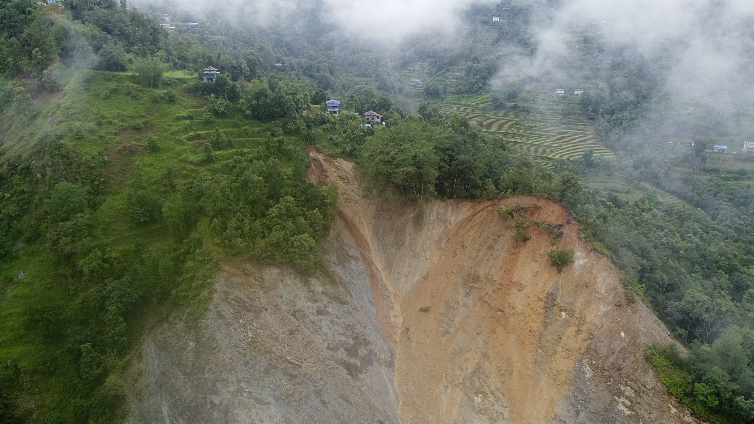 ओखलढुङ्गाको डाँडाखर्कमा दुई दशकदेखि निरन्तर पहिरो, पाँच परिवार उच्च जोखिममा