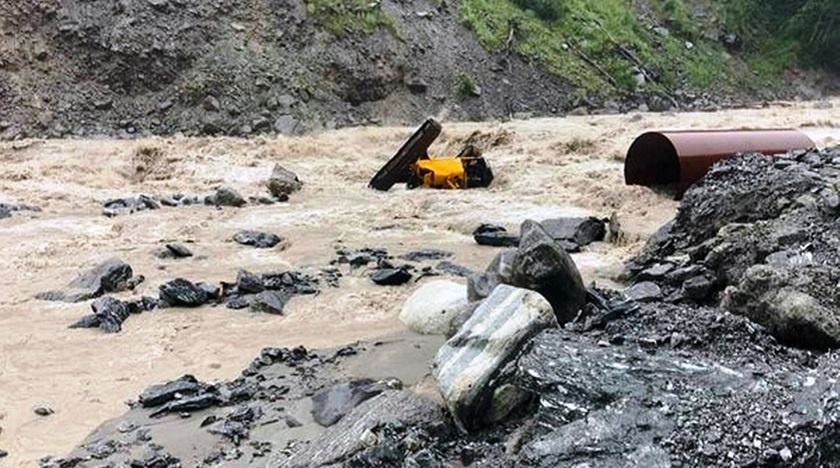 बाढी र पहिरोको वितण्डा: देशका आधा दर्जन मुख्य सडक ठप्प, बिपी र कान्ति लोकपथमा रातको समयमा रोक