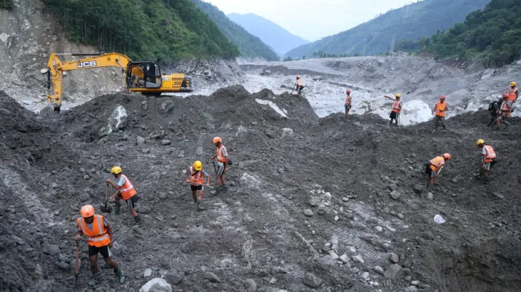 नेपाल-तिब्बत सीमामा बाढीको वितण्डा: ९०० भन्दा बढीको मृत्यु, सुरुङमा थुनिएकाहरूको खोजी जारी