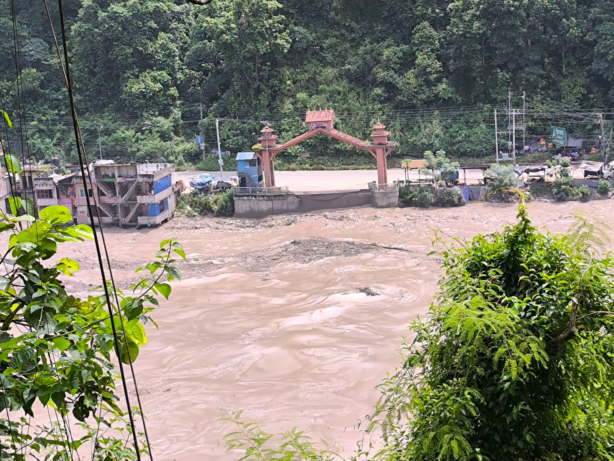 बाढीले पुल बगाएपछि वैकल्पिक मार्गबाट धादिङबेंसी जोडियो : साना सवारी सञ्चालनमा